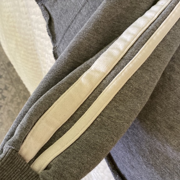 Cropped Hollister Crewneck - Picture 4 of 9